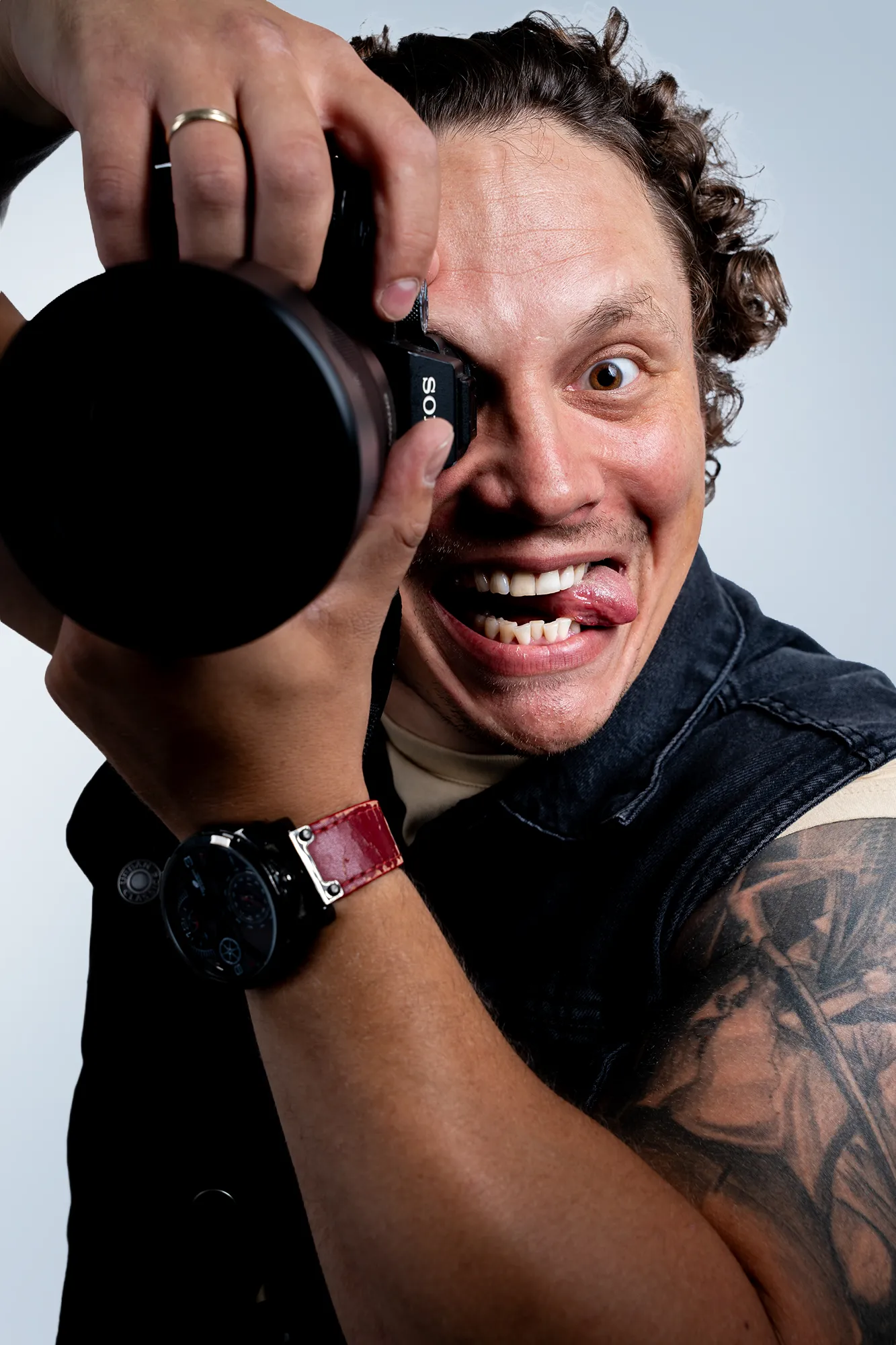 Michał z aparatem fotograficznym